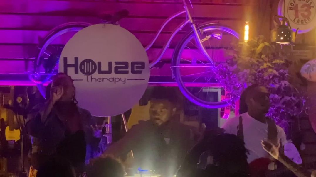 ⁣⁣Sunday House Therapy at Geco Cafe